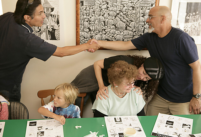 Neighbors meet at a Porto Loteria game where they played and recommended images for the game.